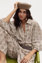 Camisa de algodón con bordado calado de flores, cuello camisero, botones de nácar y mangas amplias con puños elásticos.