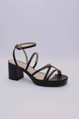 Sandalias plateadas de cuero con plataforma y taco cuadrado.