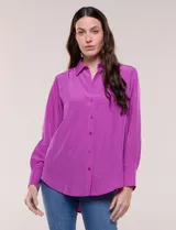 Camisa de satén blanca de la marca Floral & Ivy, con cuello con solapa, cierre frontal de botones, manga larga con puño ancho y bolsillo aplicado en el pecho.