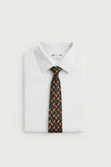 Corbata ancha de seda jacquard color azul marino, con estampado de pelotas de rugby en tonos marrón y verde.