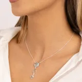 Collar de plata 925 con cadena de 45 cm más 5 cm de extensión, con tres piedras de topacio azul: una redonda y dos en forma de gota.