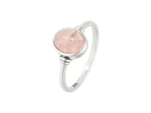 Anillo de plata 925 con piedra natural de cuarzo rosa en formato ovalado y engaste liso.