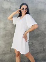 Vestido corto blanco de tejido waffle, corte recto y mangas cortas.