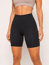 Short biker deportivo de tiro alto en color negro, con cintura anatómica y bolsillo lateral. Confeccionado en tejido de alto rendimiento con compresión y forro interno.