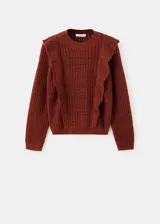 Sweater marrón de punto con volantes en los hombros, cuello redondo y mangas largas.