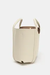 Bolso de mano tipo mini city, color borgoña, con pespuntes en contraste. Presenta asa de mano y asa bandolera extraíble. Incluye una bolsa interior extraíble con cierre de cremallera.