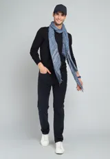 Sweater de algodón color verde petróleo, con cuello redondo y mangas largas.