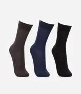 Pack de tres pares de medias largas de caña alta para hombre, confeccionadas en tejido de algodón con textura acanalada y diseño liso.