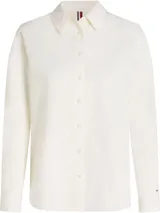 Camisa de manga larga color blanco hueso, de pana de algodón, con cuello clásico, cierre frontal con botones y logo de Tommy Hilfiger bordado en el puño.