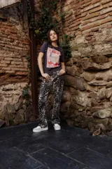 Pantalón de jean con estampado animal print de leopardo en tonos marrones y negros, de corte recto y tiro alto.