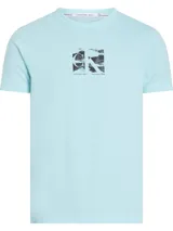 Remera de manga corta, cuello redondo, color celeste claro, con un estampado cuadrado en el pecho que contiene las letras 'CK' y el texto 'Calvin Klein Jeans Established 1978'.