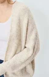 Cárdigan corto de punto color negro, con mangas largas y corte holgado.