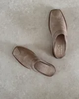 Zueco de cuero vacuno color tostado, con diseño de punta cuadrada y estilo destalonado.