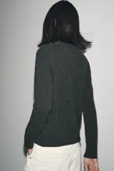 Jersey de punto de cuello redondo y manga larga, con acabados en rib en puños, cuello y bajo.