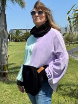 Polerón oversize con bloques de color lila, verde agua y negro.