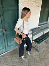 Bandolera color camel de cuero con forro de tela, bolsillo interior y exterior.