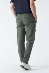 Pantalón cargo verde militar de gabardina, corte recto, con dos bolsillos laterales con fuelle y cierre de solapa, y logo bordado.