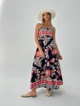 Vestido largo de algodón italiano con estampado floral en tonos azul, amarillo y blanco. Tiene escote cuadrado, corte imperio y elástico en la espalda.