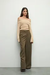 Top negro strapless de tejido de punto con mangas largas acampanadas.