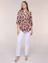 Blusa Zac & Rachel de gasa estampada con patrón multicolor, cuello mao con escote en V y botones frontales. Cuenta con detalles plisados en el frente y mangas largas con sistema para ajustar.