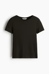 Remera negra de manga corta, confeccionada en punto acanalado con diseño entallado y cuello redondo fino.
