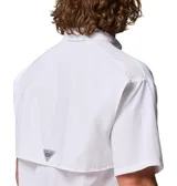 Camisa de manga corta Columbia modelo Bahama II S/S Shirt, color blanco, de corte relajado, con cuello abotonado, múltiples bolsillos en el pecho con solapa y presilla para soporte de caña de pescar.