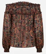 Blusa bata de chiffon con estampado paisley en tonos rojos, verdes y dorados sobre fondo negro. Presenta escote hombro a hombro con elástico fruncido y mangas largas con puños ajustados.