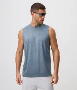 Musculosa deportiva Get Over de corte regular, color gris, con diseño sin mangas, cuello redondo y textura a rayas verticales sutiles. Confeccionada en poliéster liviano con tecnología Dry para mayor transpirabilidad.