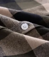 Camisa de franela para hombre, modelo comfort, con estampado de cuadros en tonos azules, blancos y negros, cuello camisero, manga larga y cierre frontal de botones.