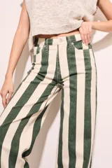 Pantalón jean recto color crudo con rayas verticales verdes.