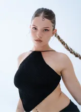 Top de crochet color negro con diseño de cuello halter y espalda descubierta, confeccionado artesanalmente.
