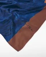 Pañuelo cuadrado de poliéster reciclado con un diseño abstracto que simula un collage de tela azul con costuras negras, sobre un fondo dividido en bloques de color marrón oscuro y naranja quemado.