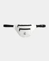 Riñonera color crema con detalles en negro, confeccionada en poliéster resistente. Cuenta con un compartimento principal con cierre, un bolsillo frontal con cierre y logo de la marca estampado. Incluye correa de nylon ajustable con hebilla.