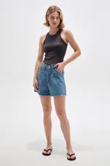 Short de jean azul oscuro con pinzas, tiro alto y diseño clásico.