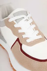 Championes deportivos Pdk Riverland para mujer, en combinación de colores blanco, tostado, gris y detalles en bordó, con suela dentada de goma marrón.