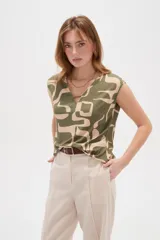 Blusa de viscosa con estampado geométrico en tonos verde militar y beige, escote en V y diseño sin mangas.