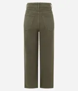Pantalón recto de corte cropped, confeccionado en sarga de algodón. Presenta cintura con trabillas, cierre frontal con botón y cremallera, y bolsillos funcionales en el frente y en la parte posterior.