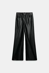Pantalón de tiro medio confeccionado en tejido efecto piel, con diseño de cinco bolsillos y cierre frontal con cremallera y botón.