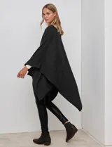 Ruana de tejido suave color azul oscuro, con vivos de ecocuero negro en los bordes.