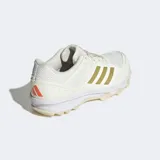 Championes de hockey Adidas Fabela Rise color crema con detalles dorados y suela blanca.