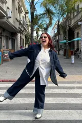Camisa casual a rayas amarillas y blancas, de corte clásico y manga larga.