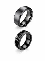 Conjunto de dos anillos de acero inoxidable en color negro. Uno de los anillos presenta un diseño liso con acabado mate, mientras que el otro cuenta con una banda central giratoria con diseño de cadena.