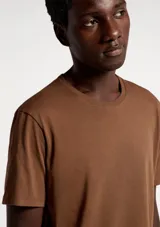 Remera básica celeste de corte regular, con cuello redondo y mangas cortas.