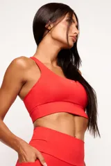 Top deportivo de alto rendimiento con diseño de espalda nadador, confeccionado en tejido técnico con protección UV50+. Presenta un bolsillo interno en el forro frontal y detalles reflectivos.