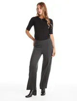 Pantalón de corte wide leg con diseño de espiga, tiro alto y pretina elástica interna. Presenta costuras verticales pespunteadas en el frente y en la parte trasera de cada pierna.