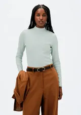 Polera de cuello alto color marrón, de manga larga y corte ajustado.