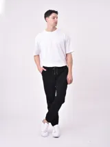 Pantalón jogger negro con cintura elástica ajustable con cordón y puños ajustados.