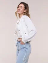 Camperita bomber de lyocell con textura suave, color azul marino, cuello camisero, cierre frontal con botones a presión, bolsillos laterales con solapa, mangas largas con puños elásticos y pretina fruncida en el ruedo.