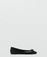 Zapato plano estilo ballerina color negro, confeccionado en cuero vacuno, con puntera redondeada y delicado lazo decorativo en el empeine.