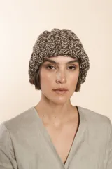 Gorro tejido a mano con diseño de ochos, color marrón y blanco jaspeado.